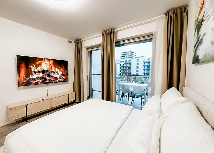 Modern Ac | Free Parking | 15 Min Center Apartment *