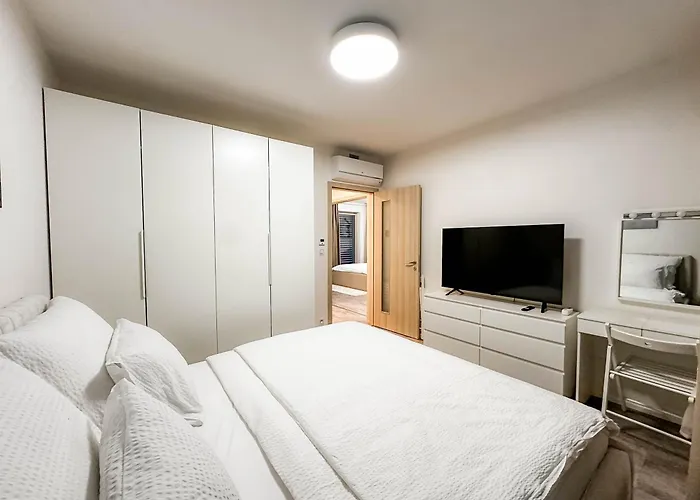 Modern Ac | Free Parking | 15 Min Center Apartment *