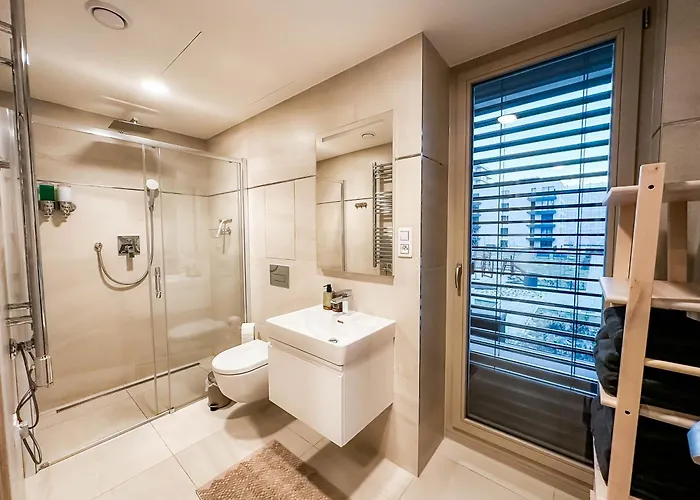 Modern Ac | Free Parking | 15 Min Center