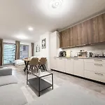 Modern Ac | Free Parking | 15 Min Center
