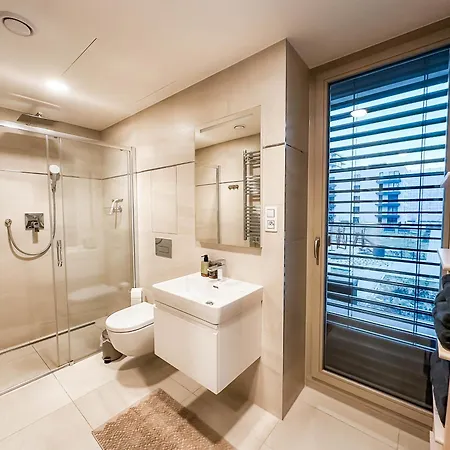 Modern Ac | Free Parking | 15 Min Center