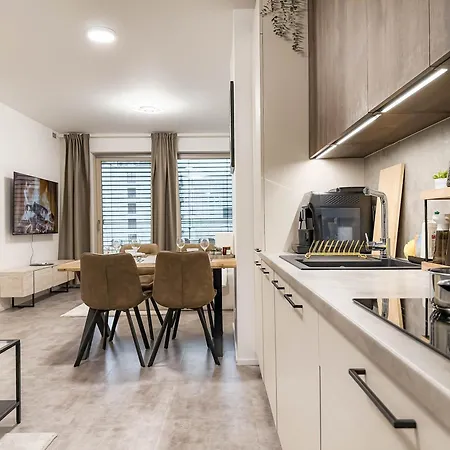 Modern Ac | Free Parking | 15 Min Center Apartment